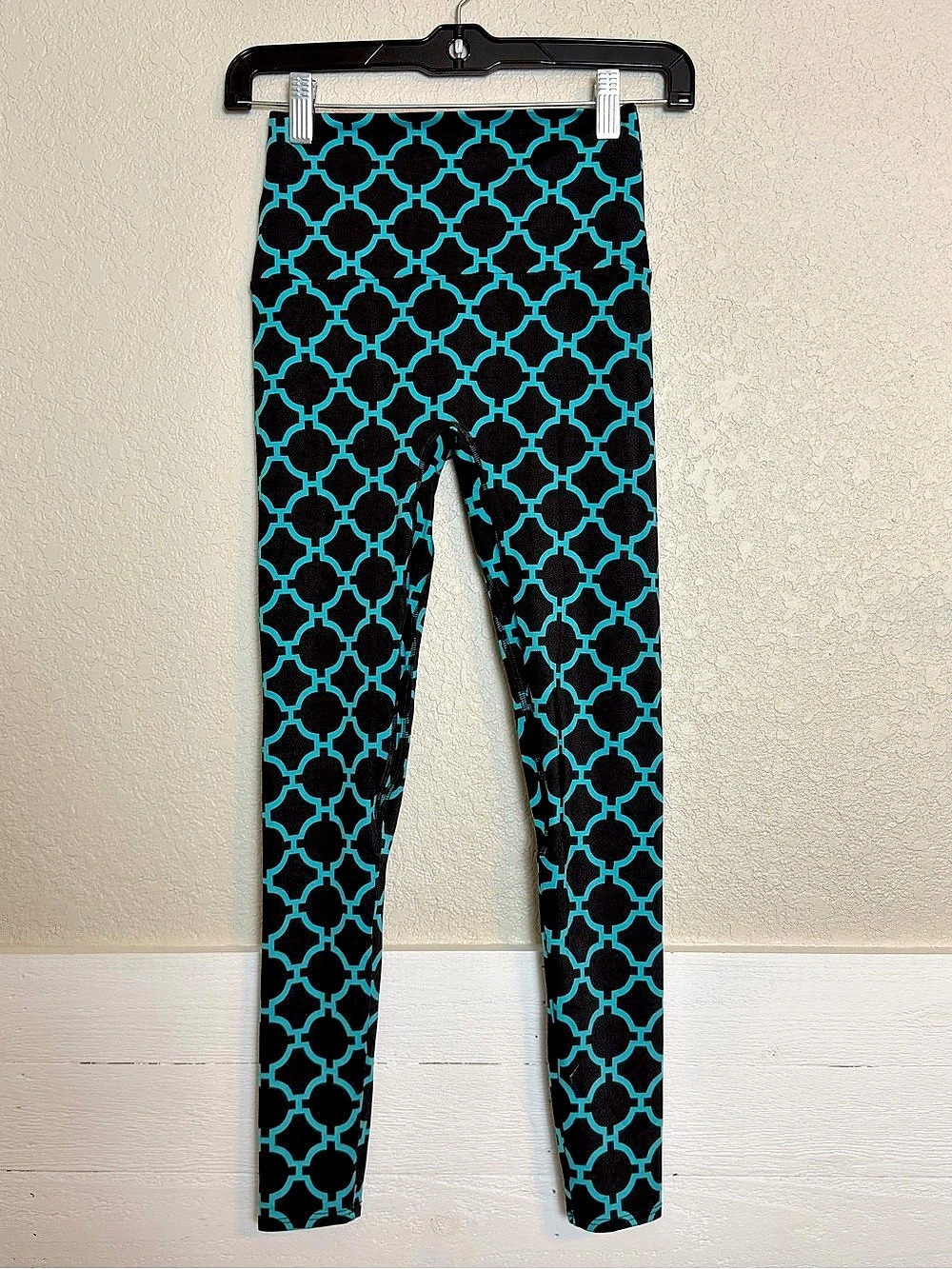 K-DEER Sneaker Length Geometric Leggings in Black & Blue Teal Size Small
